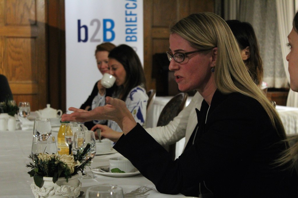 an female alumni addressing the table
