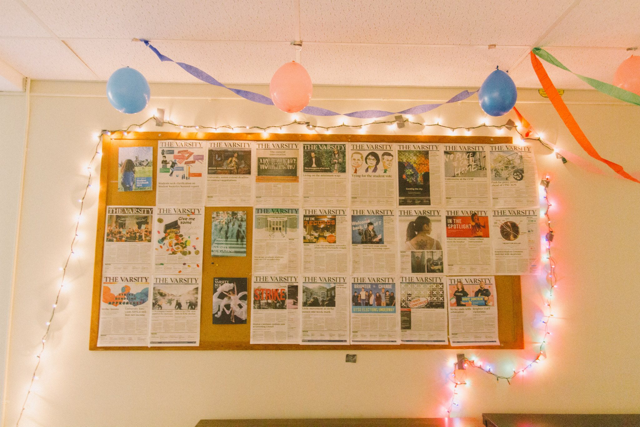 A bulletin board with all the issues from the 2015/2016 volume of The Varsity pinned to it.