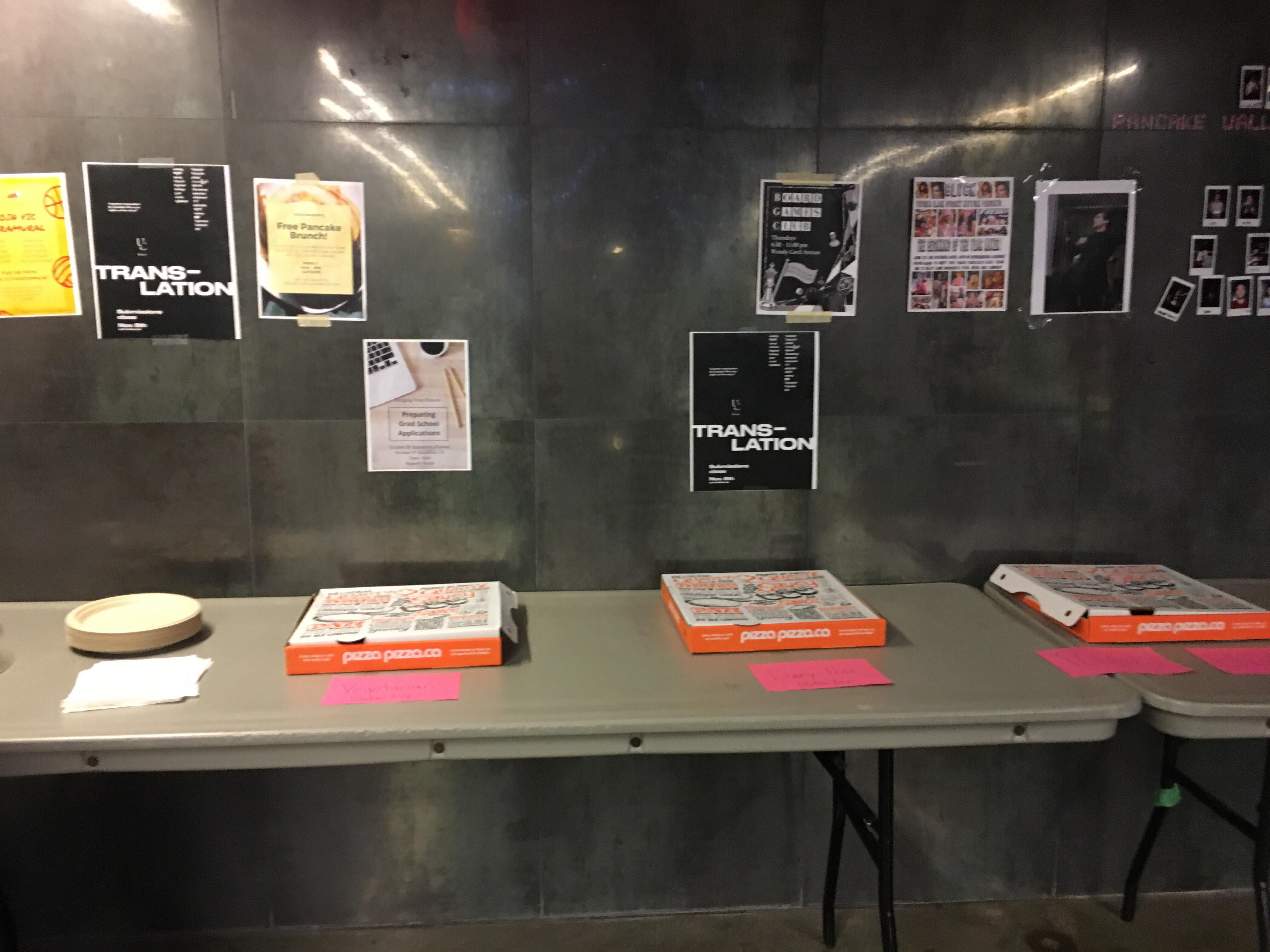 Picture of pizza boxes 
